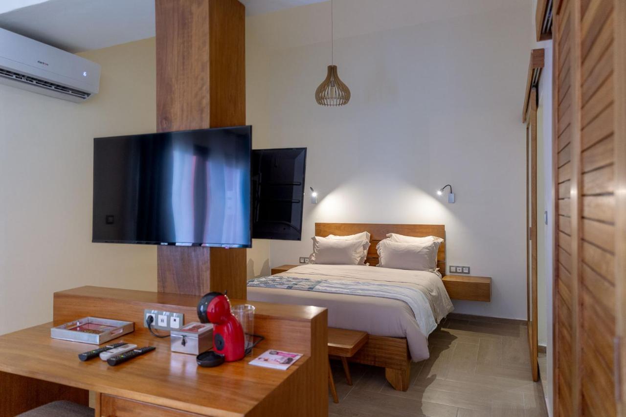 Hotel La Madrague Дакар Экстерьер фото