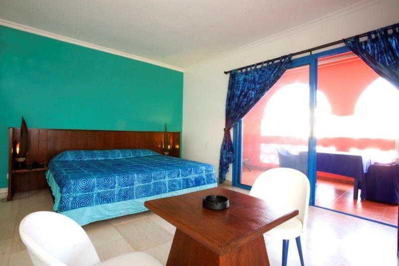 Hotel La Madrague Дакар Экстерьер фото
